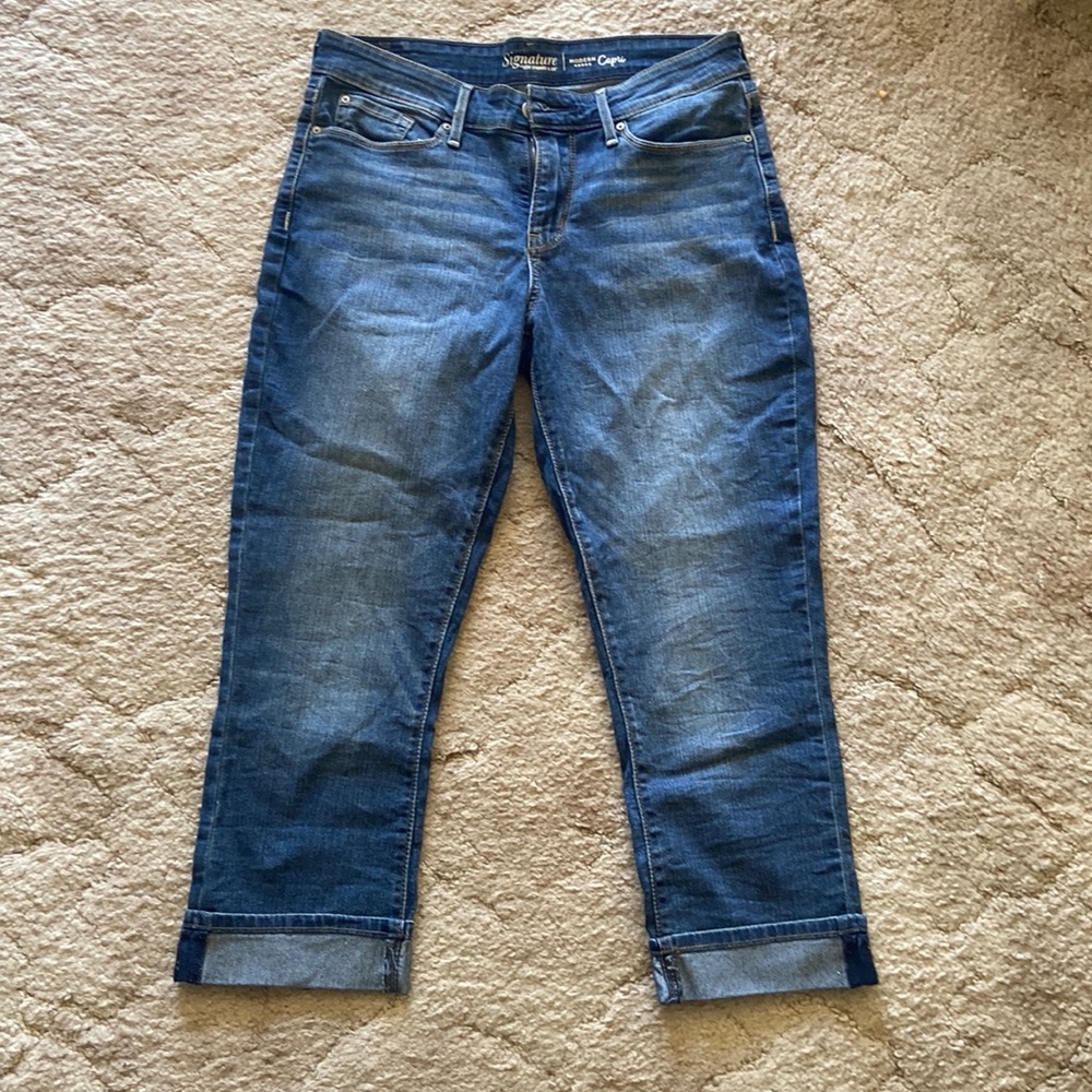 Signature by Levi Strauss & Co. blue Jean capris size 8